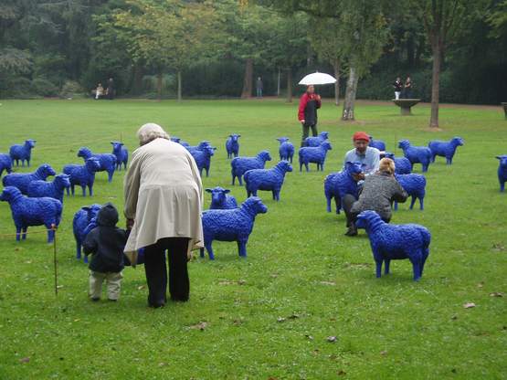 nick und die blauen schafe, oma, sowie abgelichteten künstler.